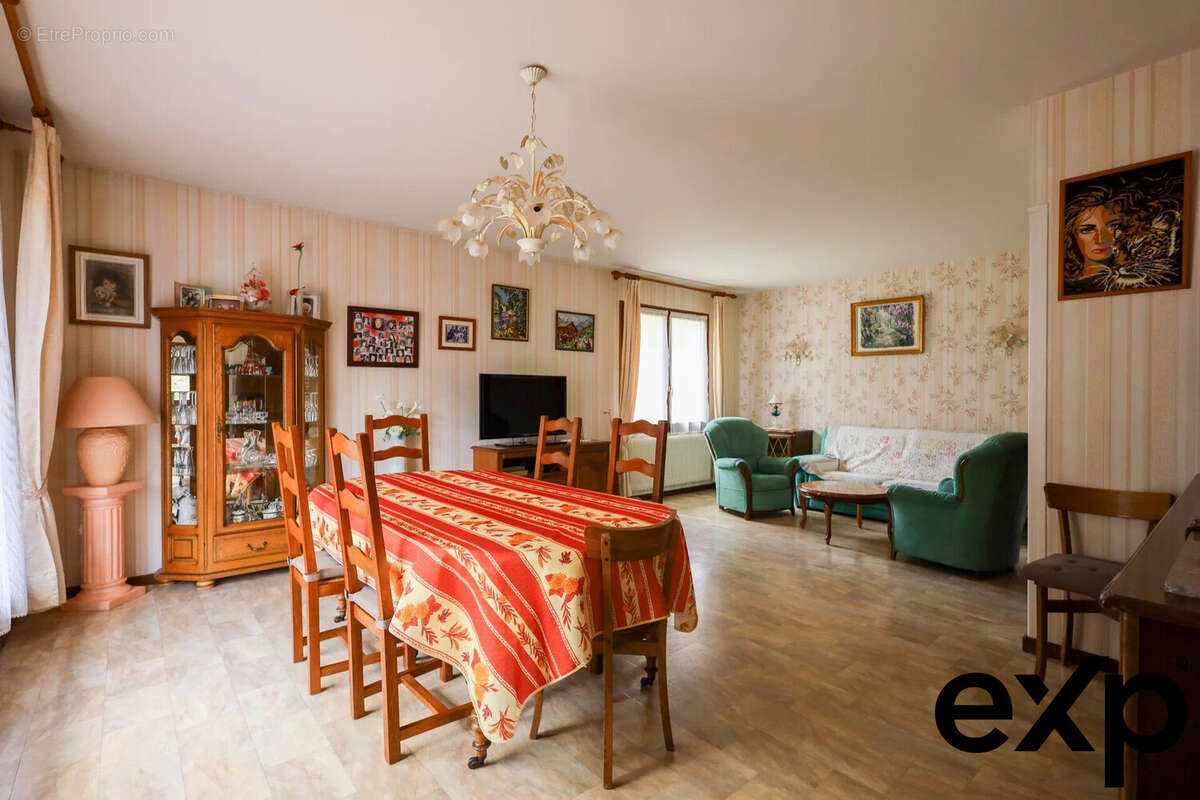 Maison à CHEZERY-FORENS