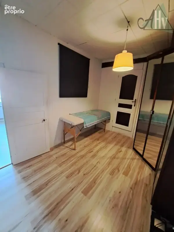 CHEROY (89) - Maison de ville rénovée de 228 m2 avec 4 chambres et extérieur. - photo 12