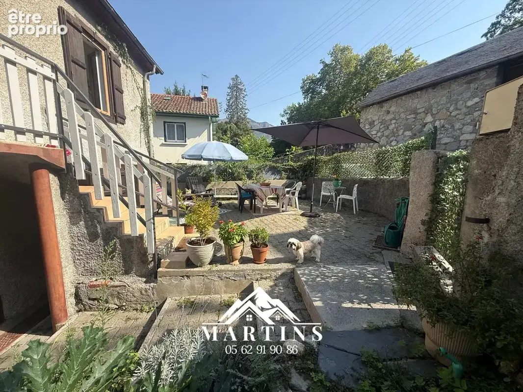 EXCLUSIVITE / ARGELES-GAZOST - Centre-ville - Maison édifiée sur 3 niveaux de 135m2 habitables + jardinet. - photo 4
