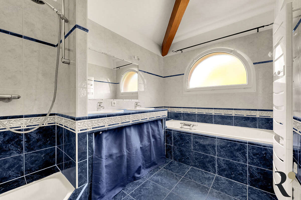 Maison Drémil Lafage 7 pièces 203 m2 sur terrain de 3972 m2 - photo 11