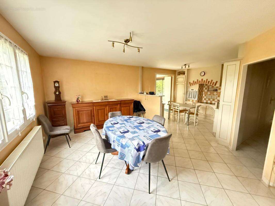 Maison à LES LANDES-GENUSSON