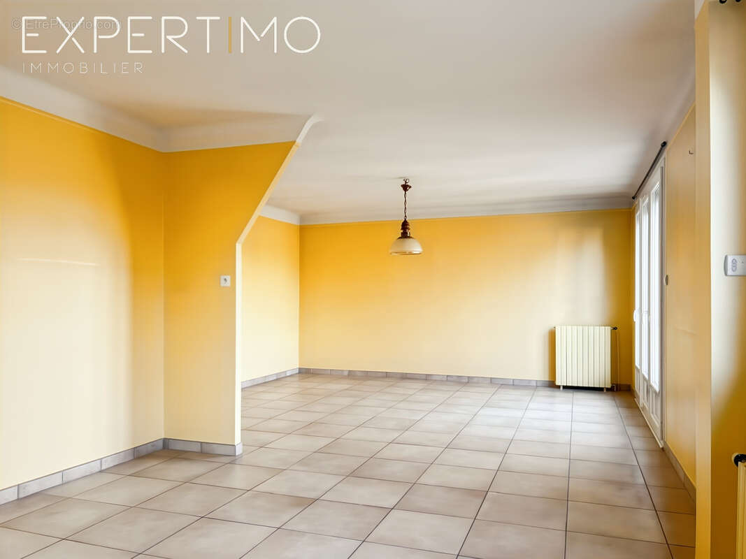 Maison à SAINTE-GENEVIEVE-DES-BOIS