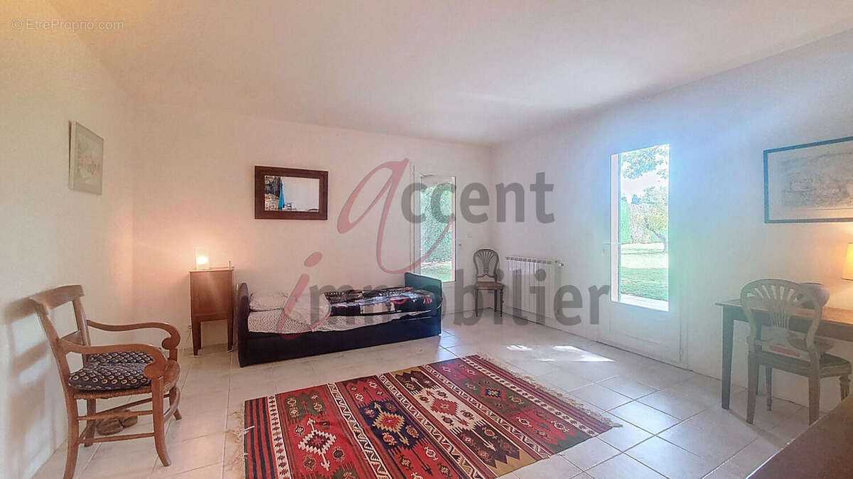 Noves : Mas avec oliviers, piscine et annexes - photo 10