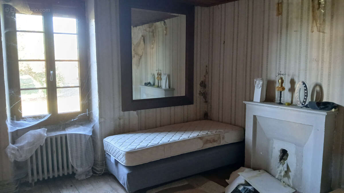 Maison à MONTMOREAU-SAINT-CYBARD