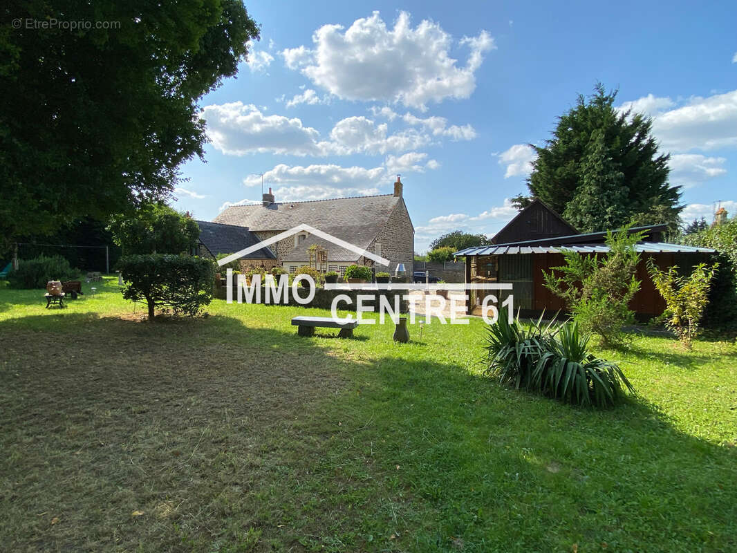 Maison à LASSAY-LES-CHATEAUX