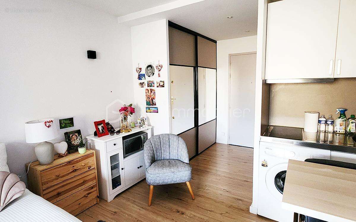 La londe les maures- studio de 19m2 avec loggia + place de parking privative - photo 4