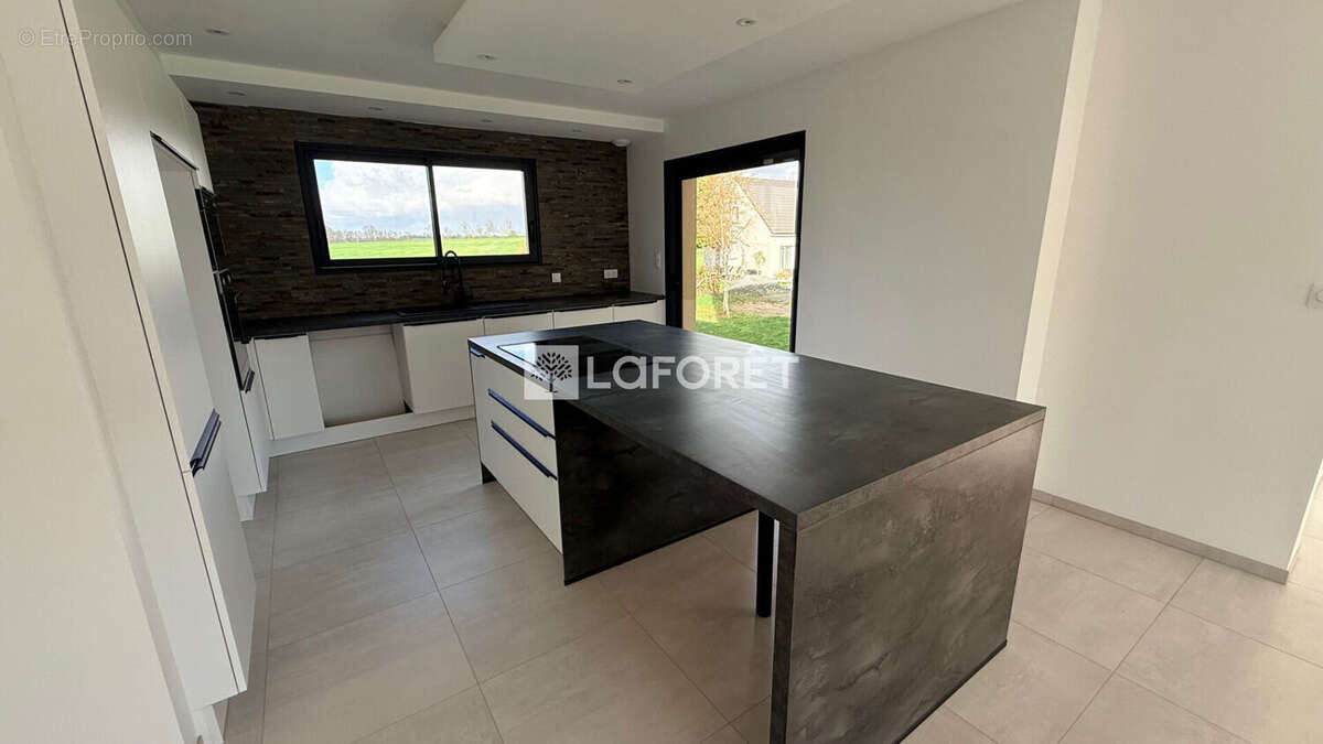 Maison moderne entièrement rénovée 4 chambres avec sous-sol et jardin PREAUX - photo 4