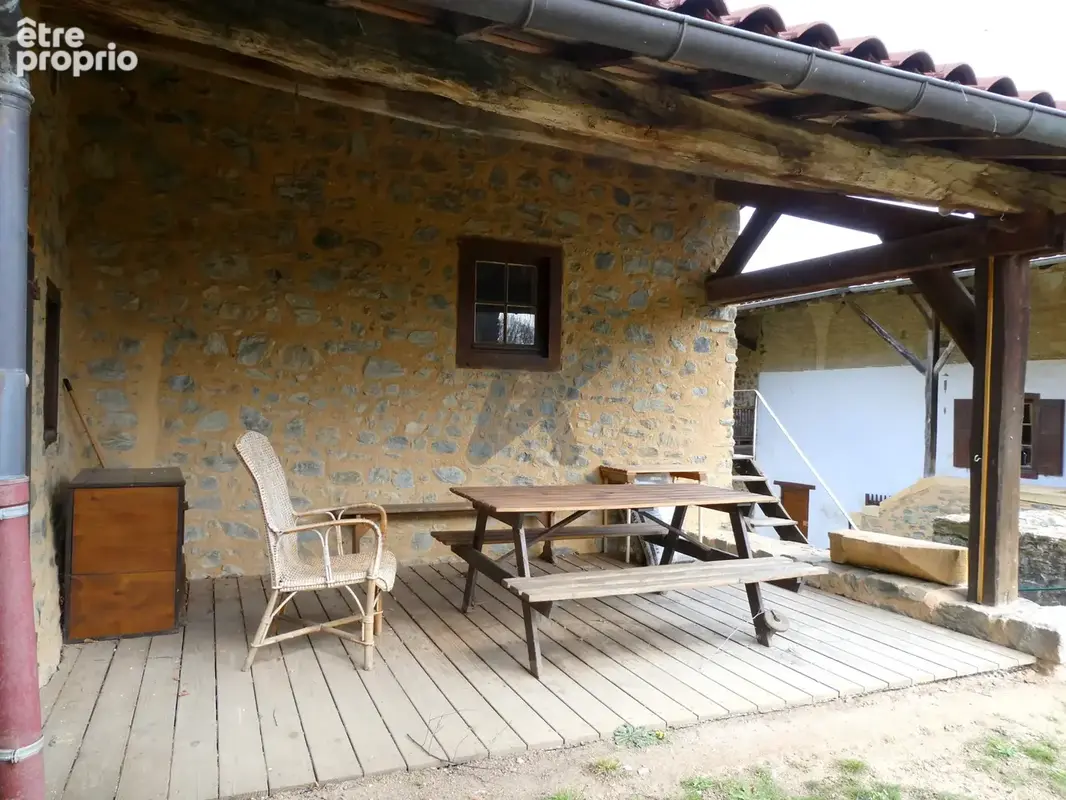 Un cachet et une situation hors du commun pour cette magnifique ferme des Monts du Lyonnais. - photo 14