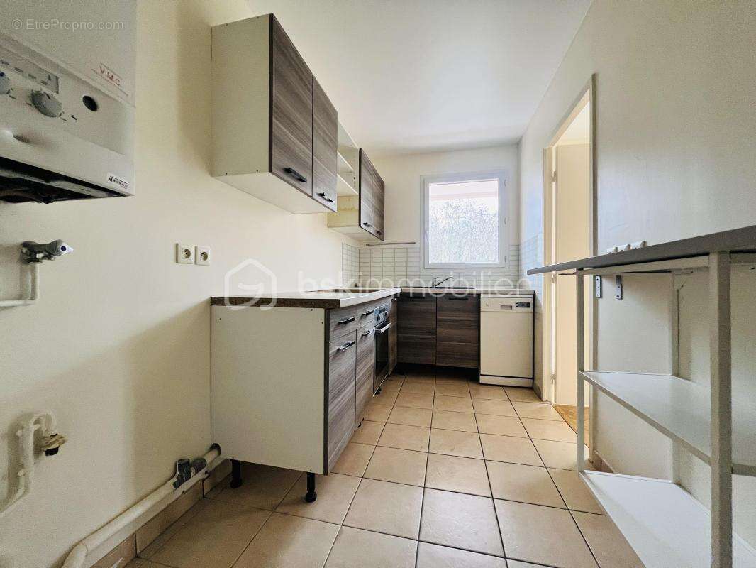 Appartement t3  64 m² lumineux /métro pvc et leo lagrange /balcon /cave /parking / année construction 2007 - photo 3
