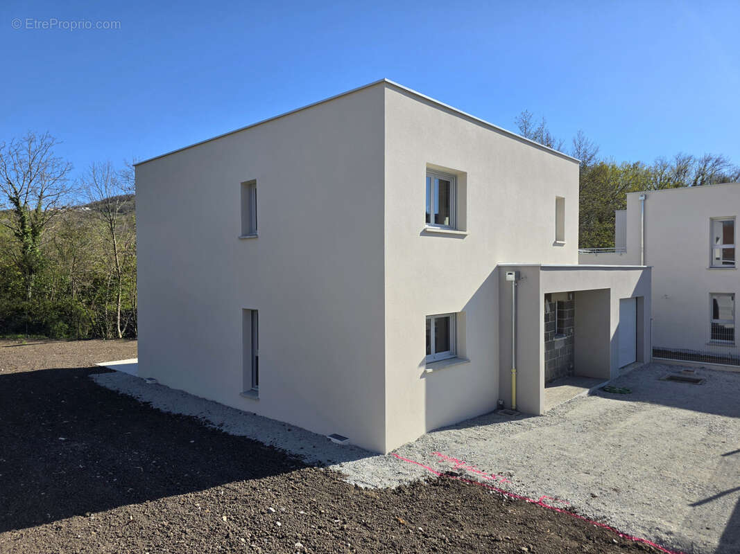 Maison à LES MARTRES-DE-VEYRE