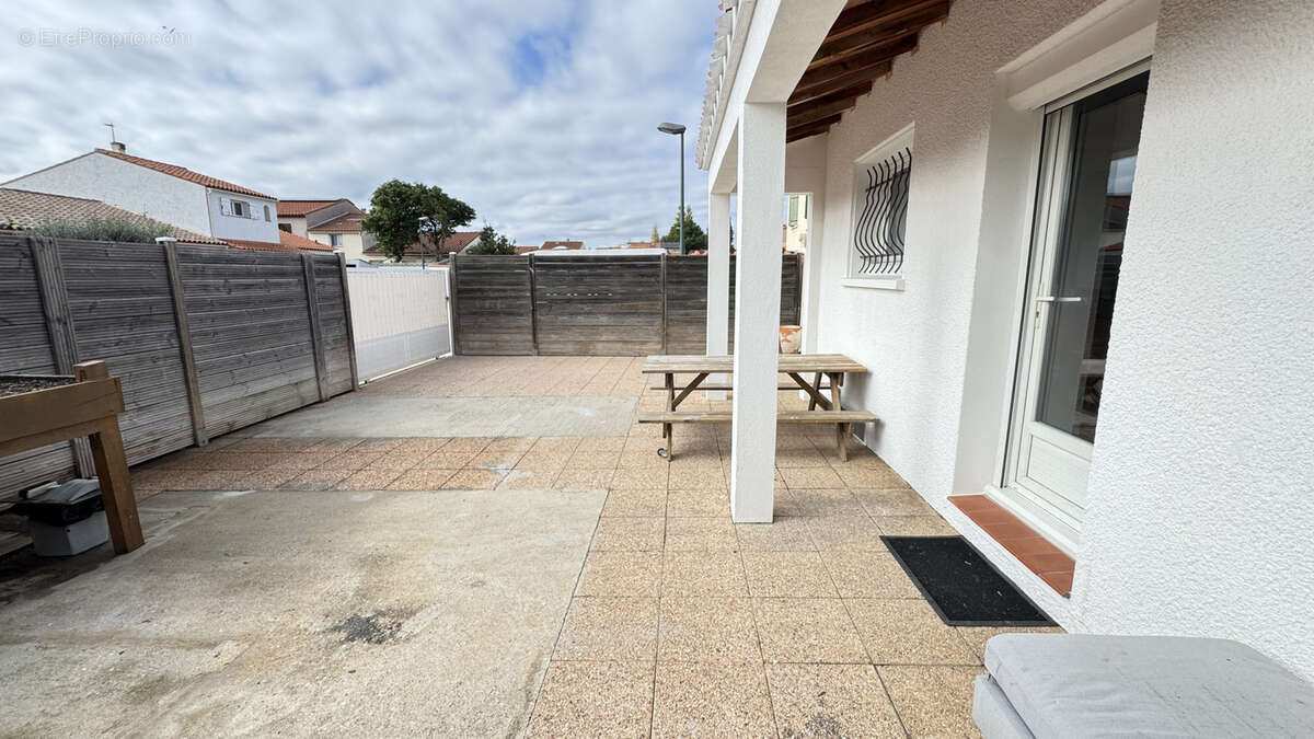 Maison à SAINT-LAURENT-DE-LA-SALANQUE