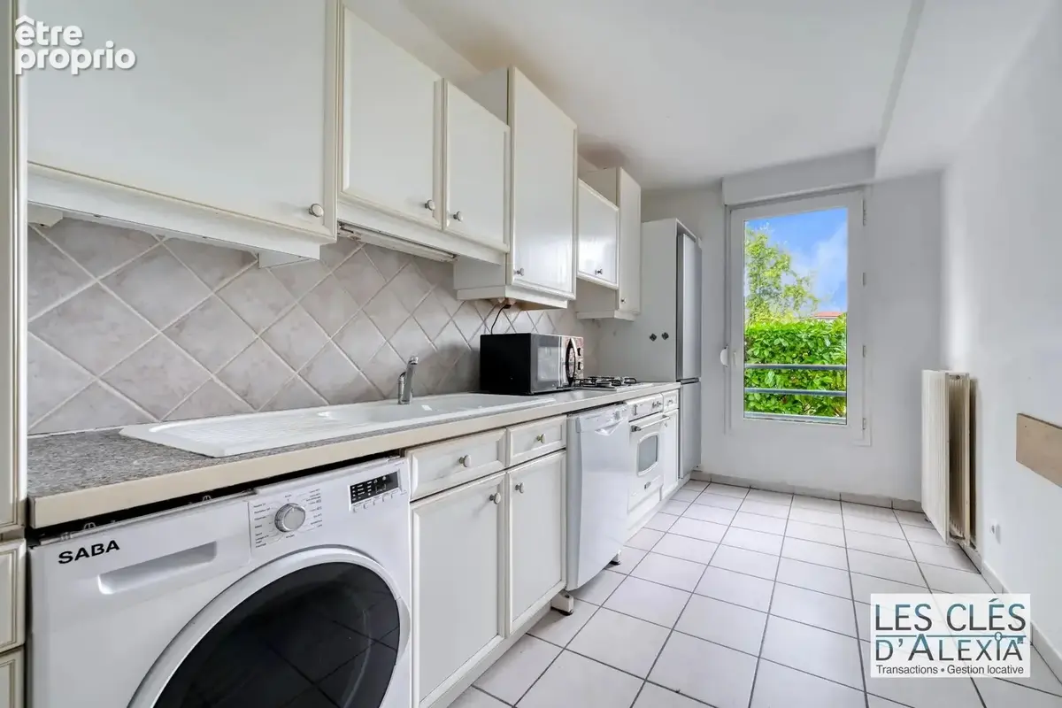 Bron – t3 en rez-de-jardin – terrasse, jardin, cave et stationnement - photo 3