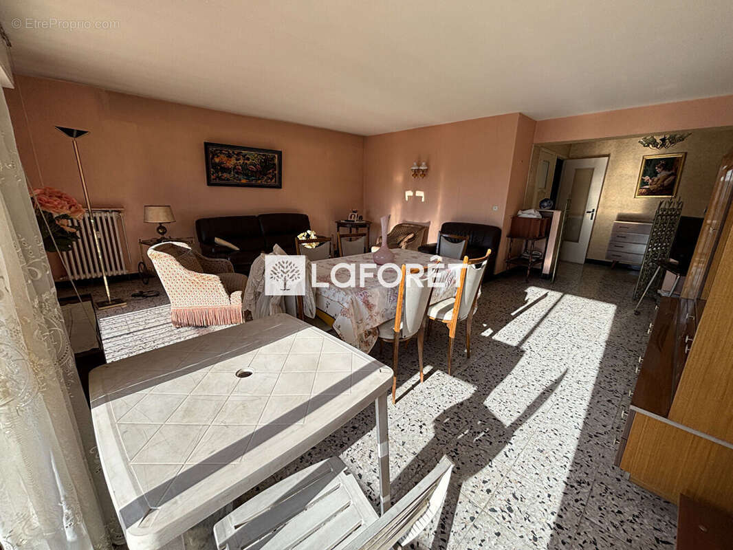 Appartement à SAINT-LAURENT-DU-VAR