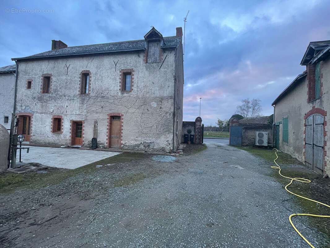 Maison à SAINT-LAMBERT-DU-LATTAY