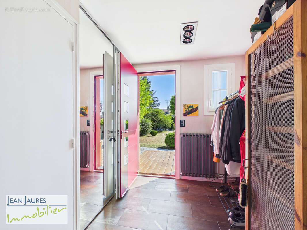 SAINTE-SAVINE   Maison familiale de charme, 4 chambres et beaux volumes ! - photo 8
