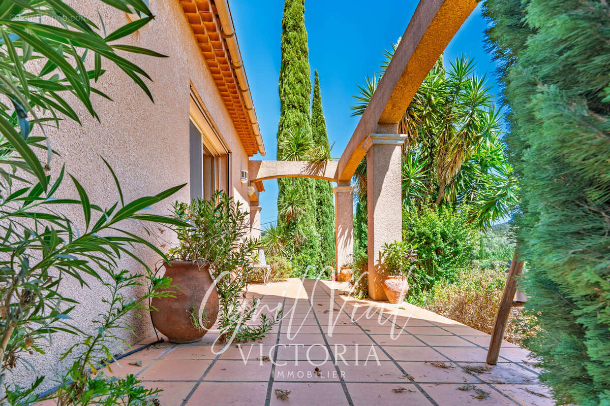LA LONDE-LES-MAURES  maison familiale avec piscine, pool house et vaste garage - photo 8
