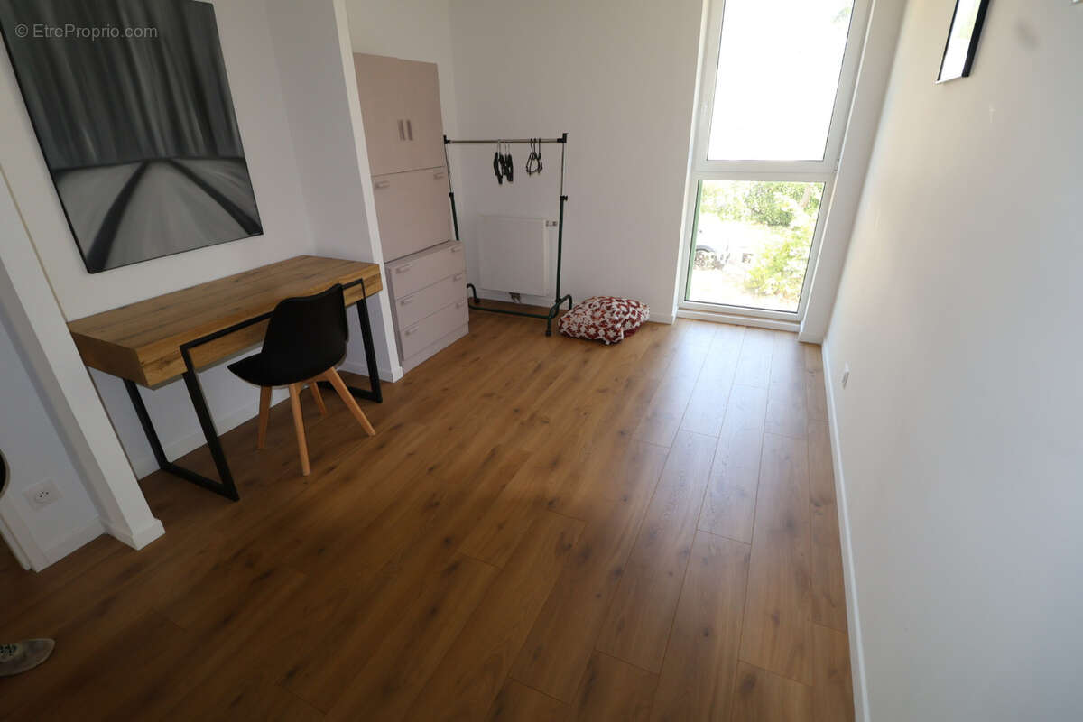 Bâtie sur 550 m2 dans un secteur calme, jolie villa récente de 4ch et 2 sdb - photo 9