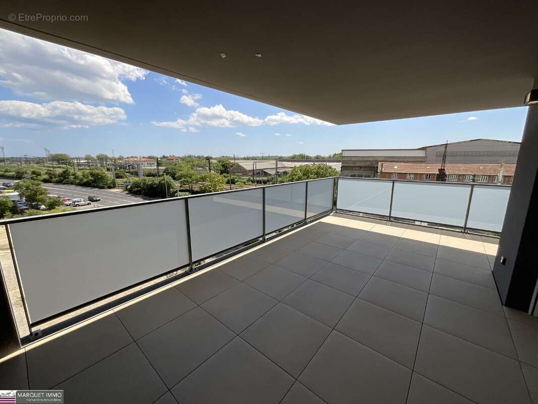 APT T3 offrant 68 m² avec terrasse 29 m² et parking au 3° étage avec ascenseur... - photo 7
