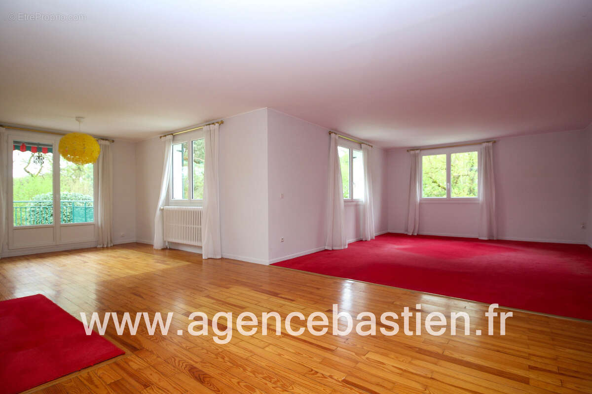 Maison à SAINT-GENIS-POUILLY