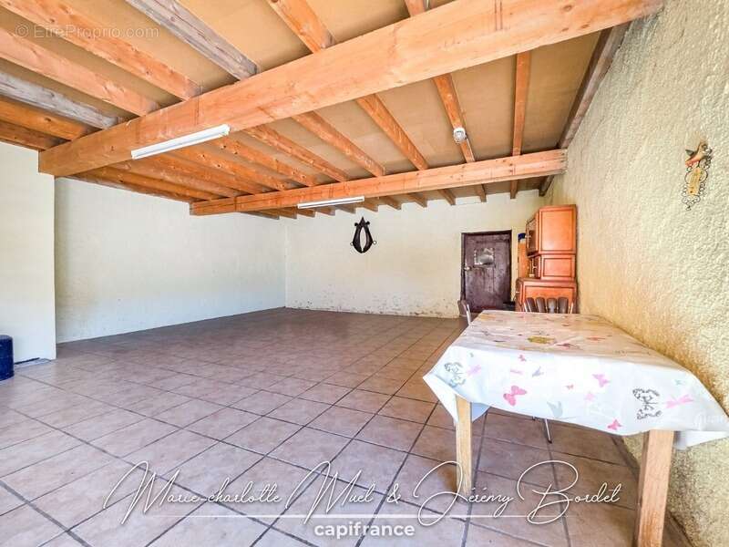 Longère avec double garage et dépendances - photo 5