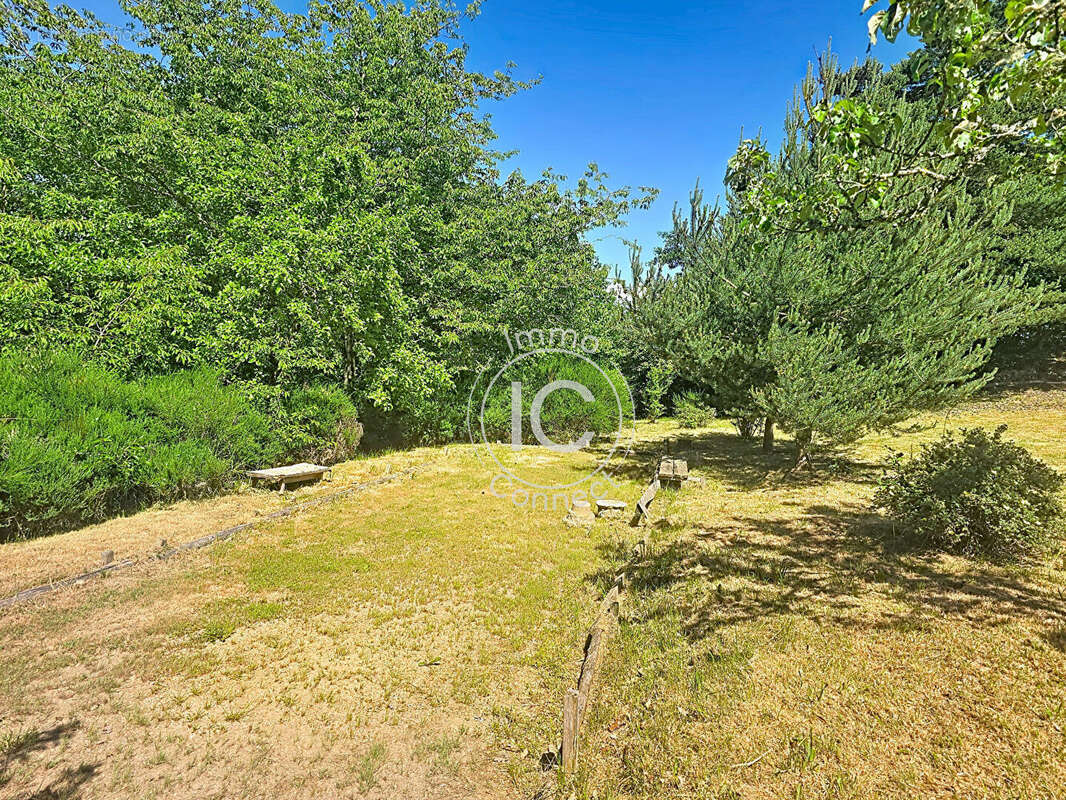 Maison à potentiel avec terrain boisé au calme - photo 13