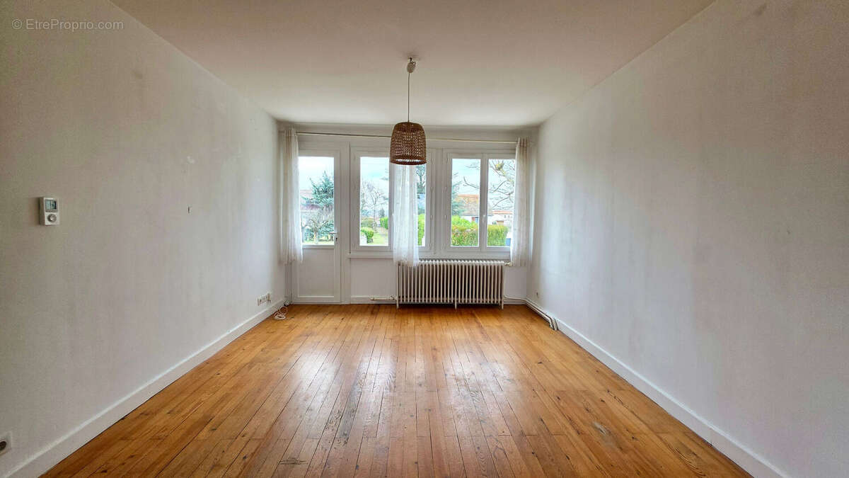 PONT-DU-CHÂTEAU / Maison individuelle de ville avec jardin, terrasse couverte et garage ! - photo 7