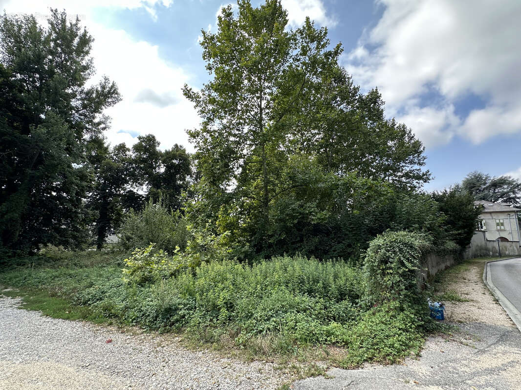 Terrain à SAINT-CLAIR-DE-LA-TOUR