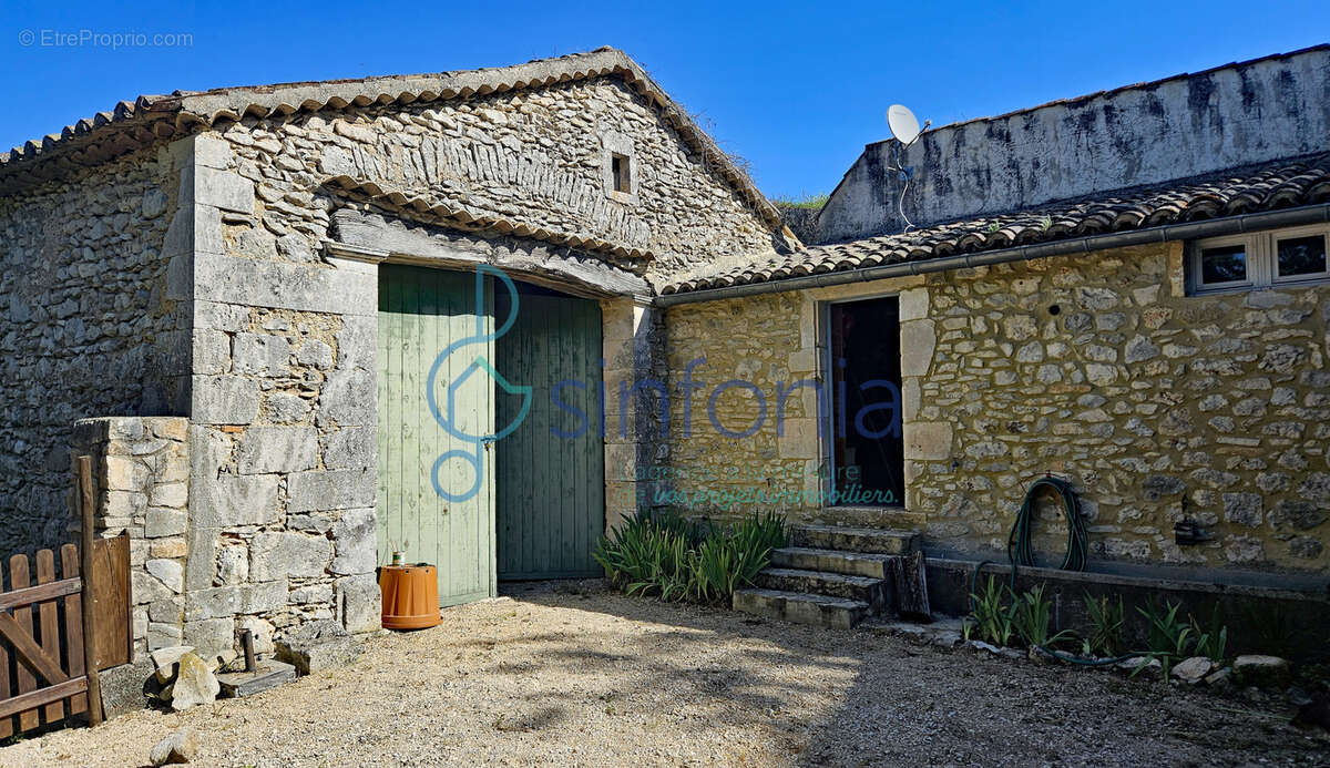 Maison à LUSSAN