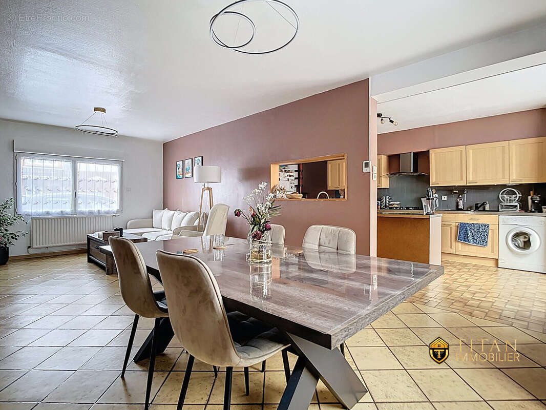 Maison semi individuelle de 124 m² avec 3 chambres, une véranda, une buanderie, un garage et jardin à Cappelle-la-Grande ( 59180)  - Maison à CAPPELLE-LA-GRANDE