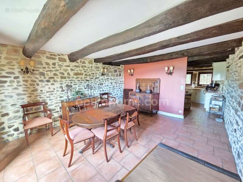 Maison à EGLISENEUVE-PRES-BILLOM