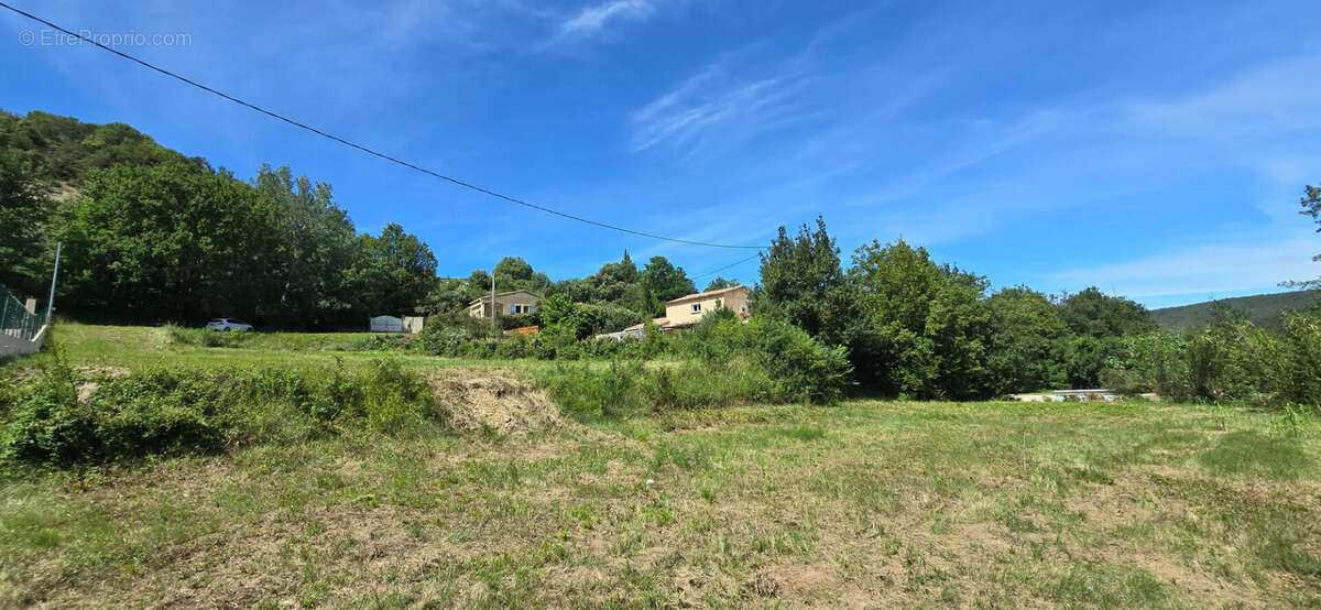 Terrain à ENTRECHAUX