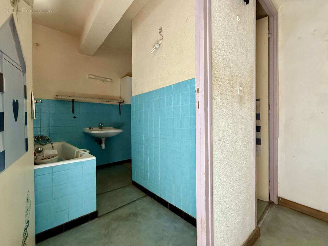 Dickjan POPPEMA d'eXp France vous propose une maison de village avec grand potentiel