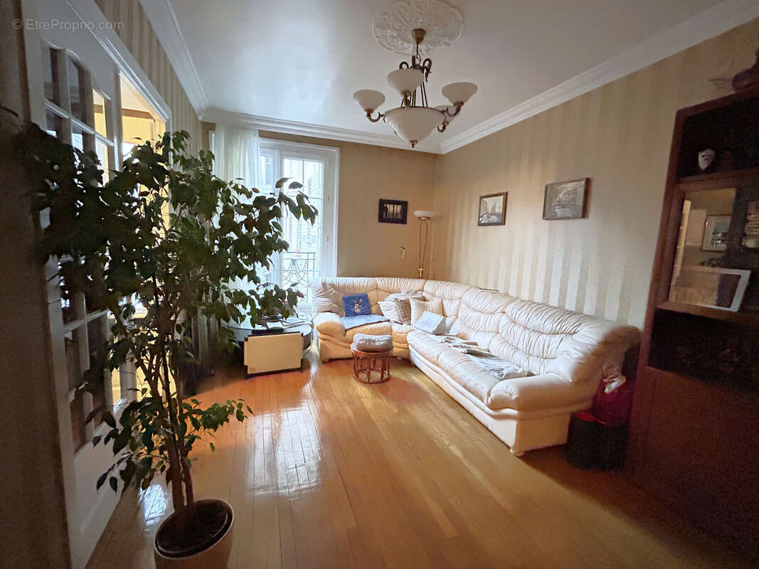 Appartement à PARIS-16E