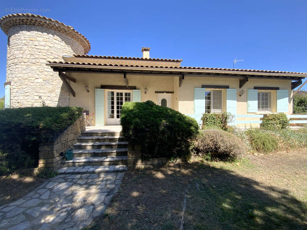 Villa cossue située à Uzès avec terrain de 1400 m2 avec piscine. - photo 4