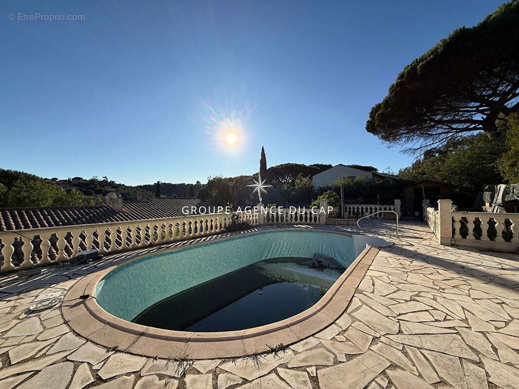 A vendre - villa aux issambres de plain-pied dans un quartier calme avec piscine et 3 chambres - photo 7