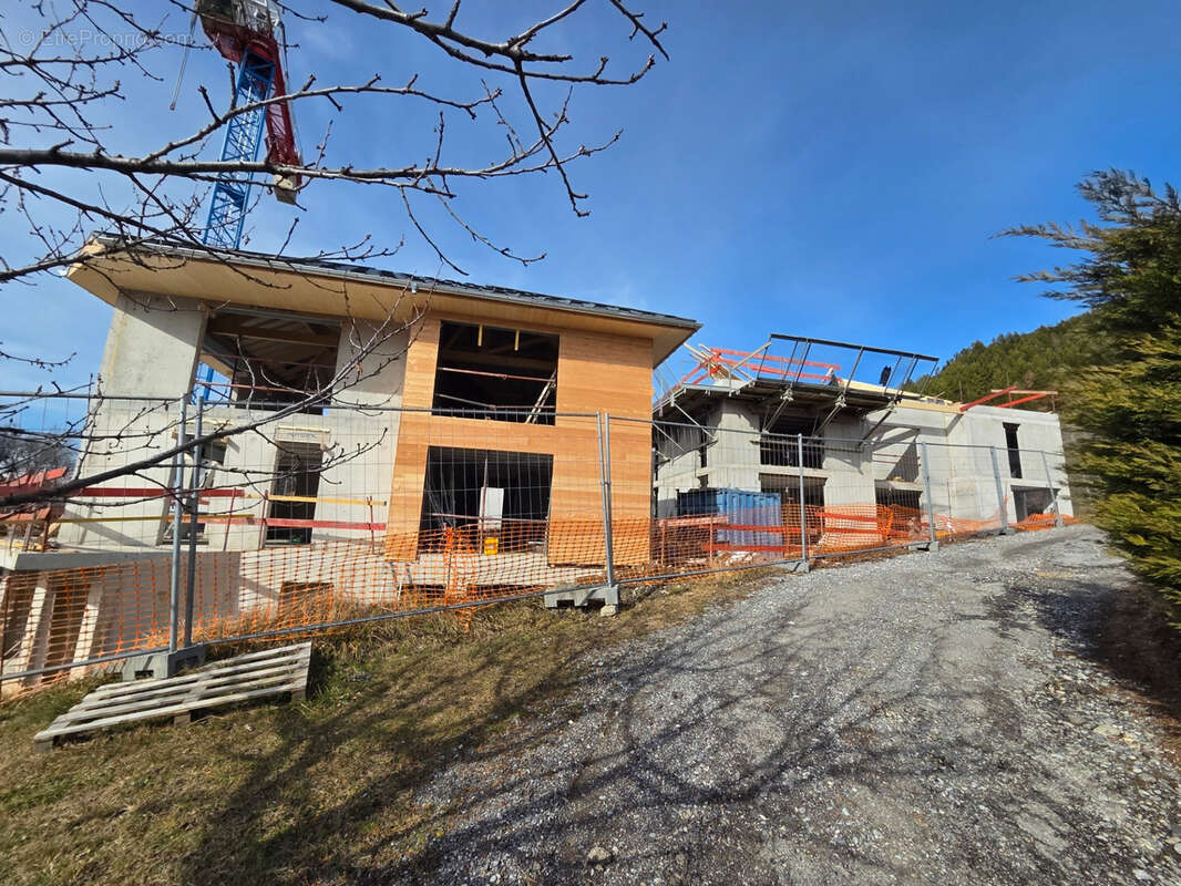 Appartement à vendre 4 pièces ,vue  Lac et Montagnes sur SAVINES LE LAC (05) , Dans une résidence en construction style villa  p - photo 4