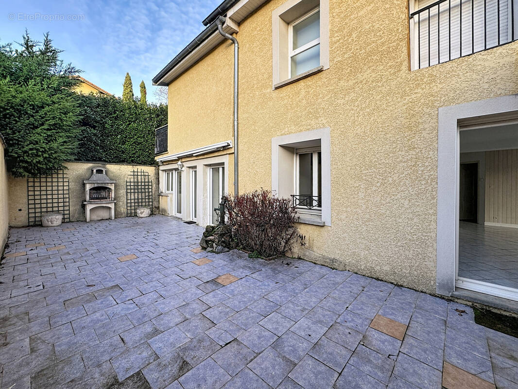 Appartement à SAINT-GENIS-LAVAL