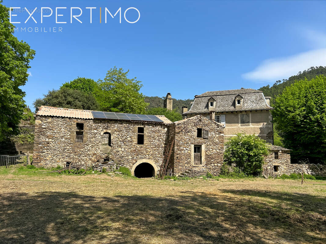 Manoir d'une superficie habitable de 338 m2 avec dépendances sur un terrain de 3,6 hectares - photo 18