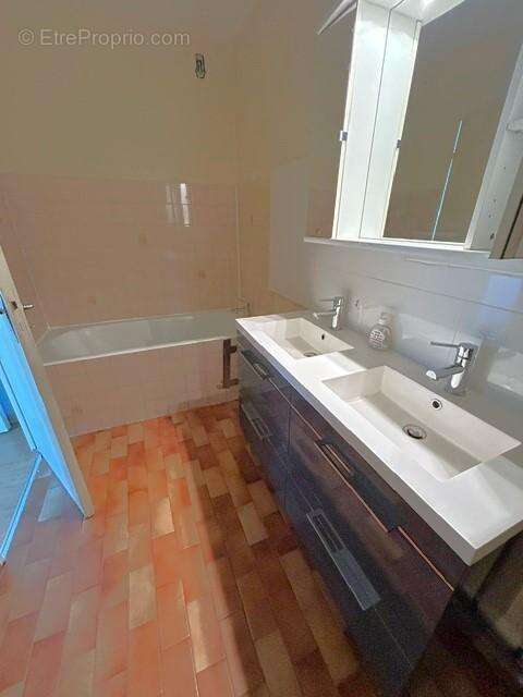   - Appartement à VILLEURBANNE