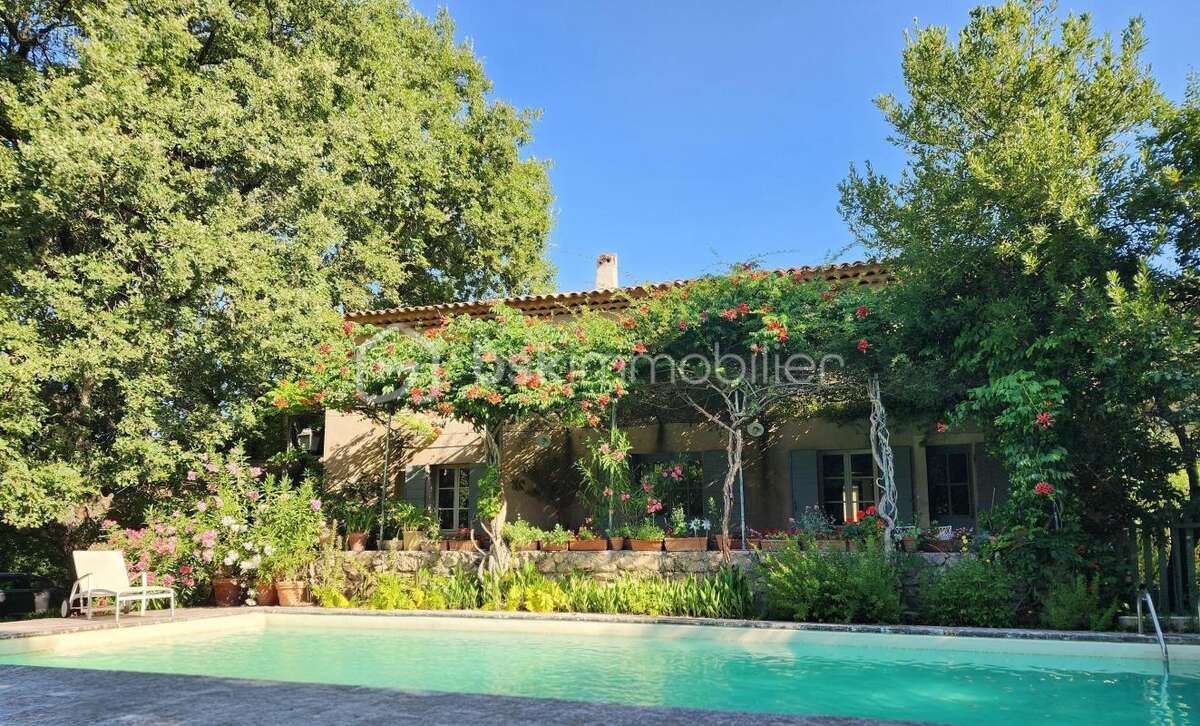 Batisse avec 5 chambres sur 3000m² de terrain avec piscine - photo 4