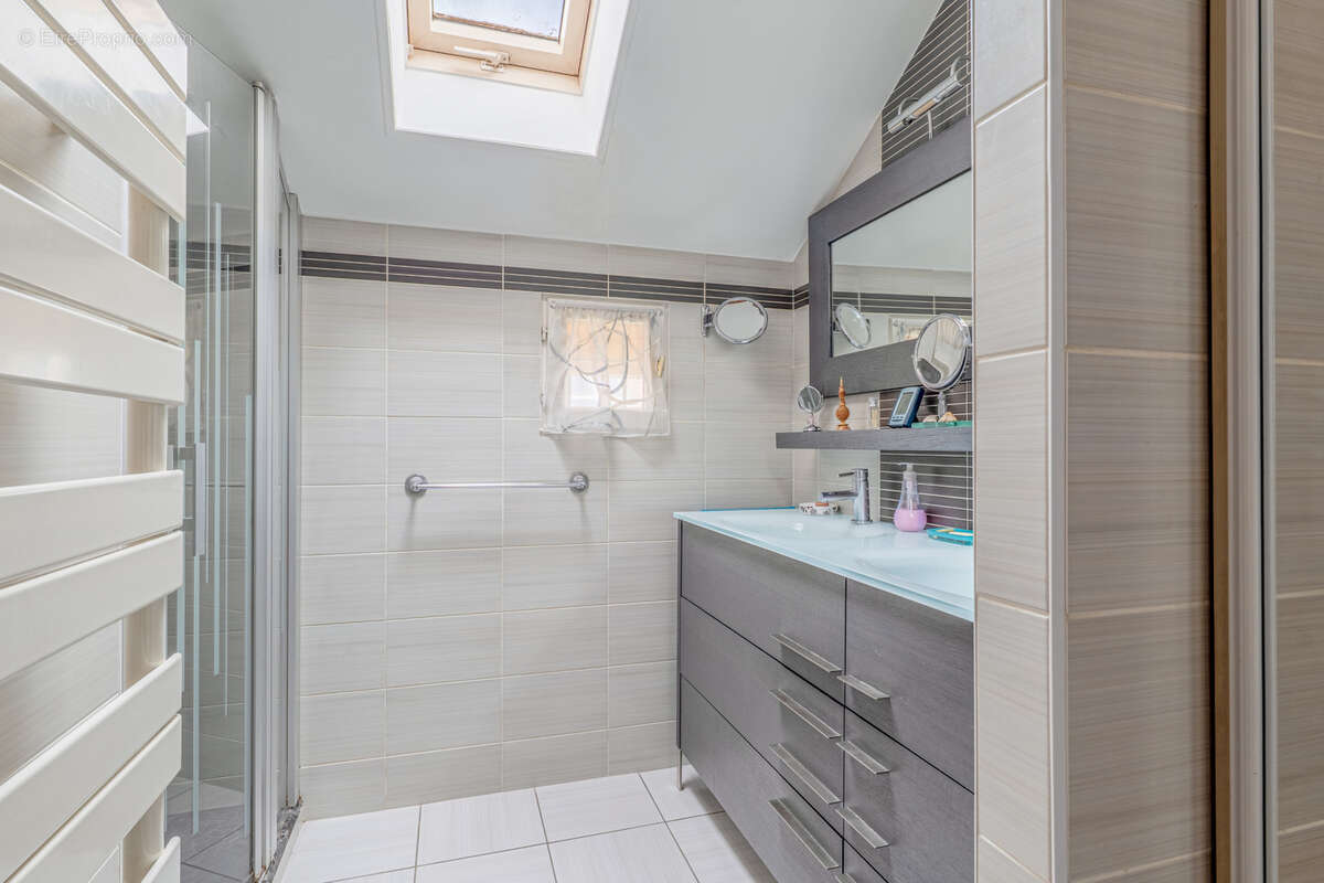 Maison à LA TOUR-DE-SALVAGNY