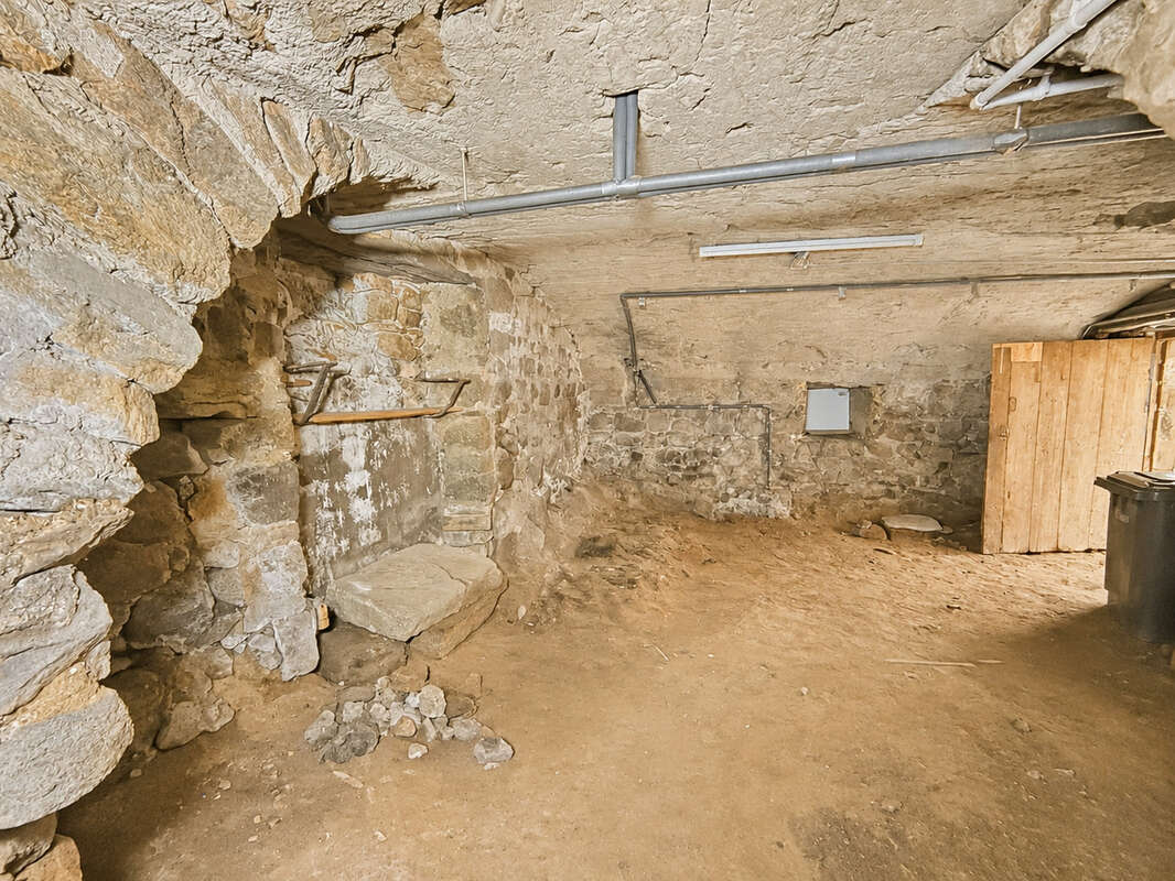 Maison de village en pierres avec terrasse, garage et caves   Maclas - photo 11