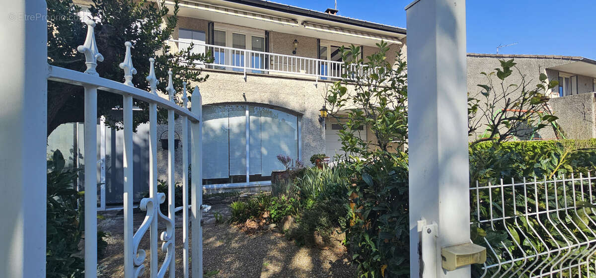 Maison à CHARMES-SUR-RHONE