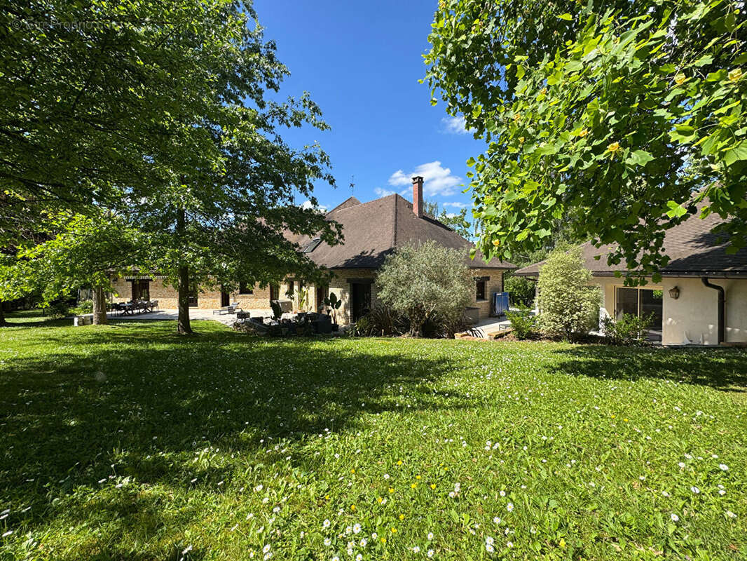 Maison à LES MESNULS