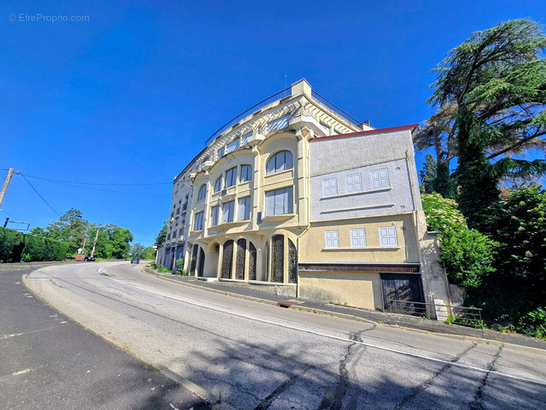 Bâtiment avec nombreux parkings sur terrain clos de 12000m² - photo 2