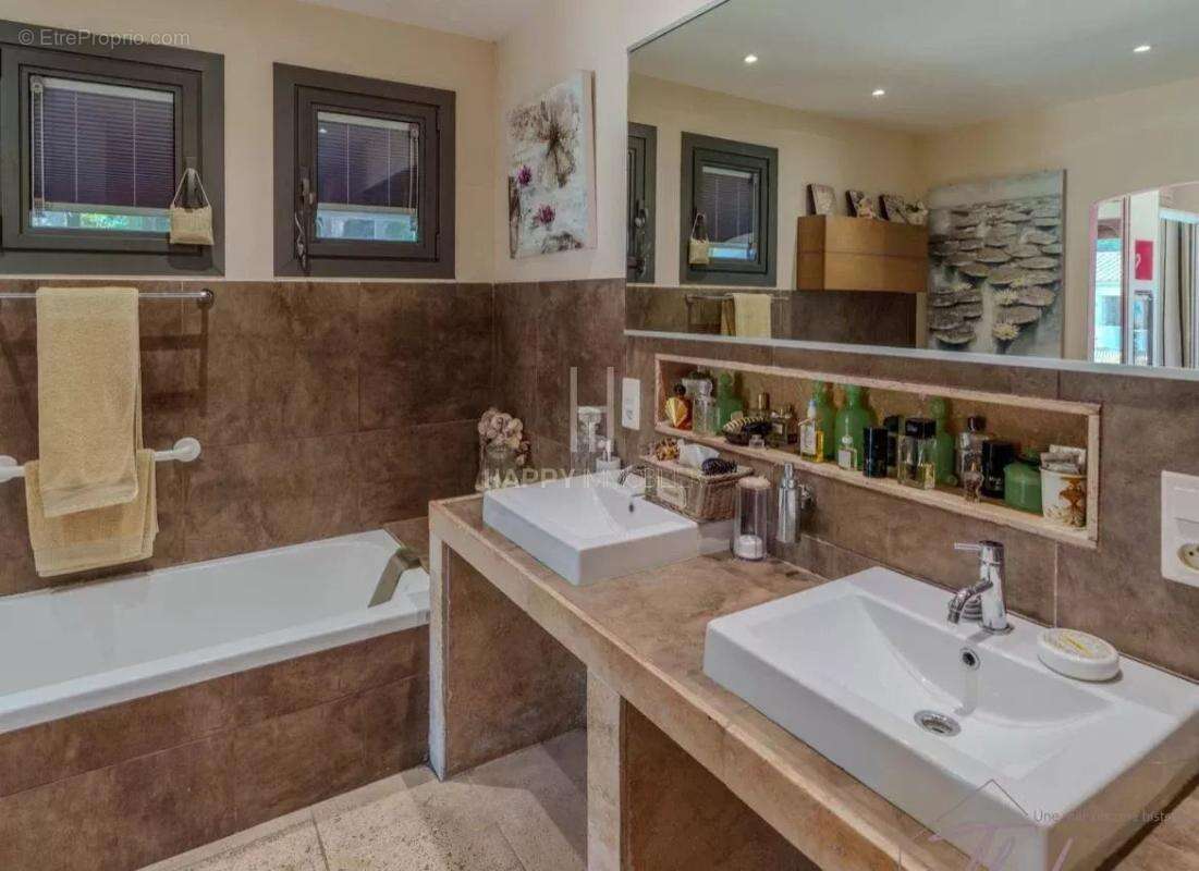 Maison à FONTVIEILLE