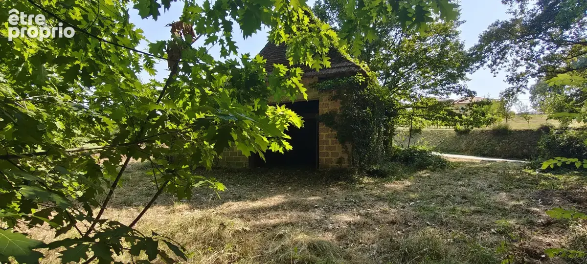 Grange à transformer en habitation avec prairie et forêt de 2 hectares 700 - photo 1