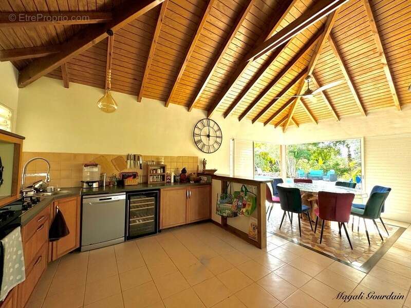 Saint-françois – à 100 mètres de la mer, ensemble immobilier de 3 villas indépendantes - photo 2