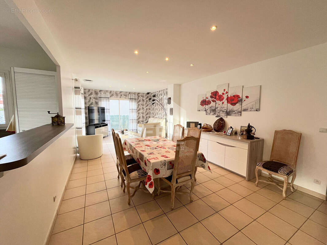 Maison à SAINT-LAURENT-DE-LA-SALANQUE