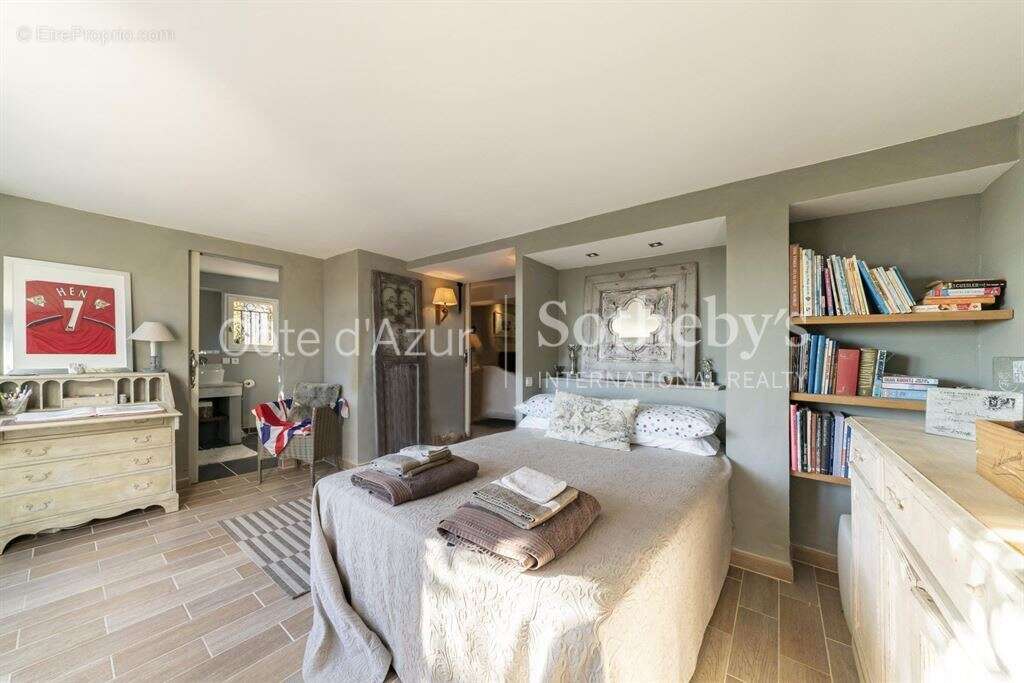 Maison à CHATEAUNEUF-GRASSE